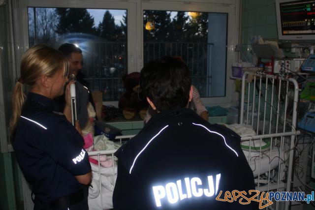 Chorego Aleksa odwiedzili policjanci  Foto: KM Policji