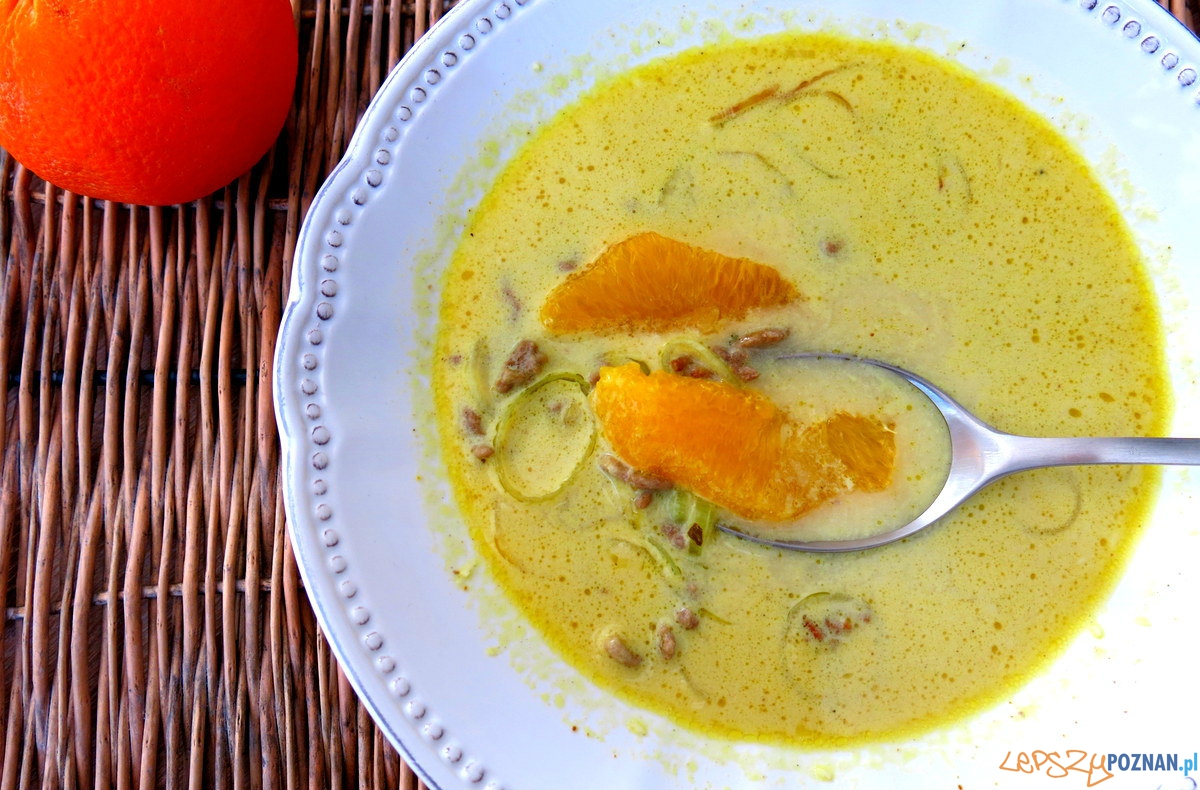 Zupa kokosowo-pomarańczowa z curry i mielonym mięsem  Foto: chilifiga.pl