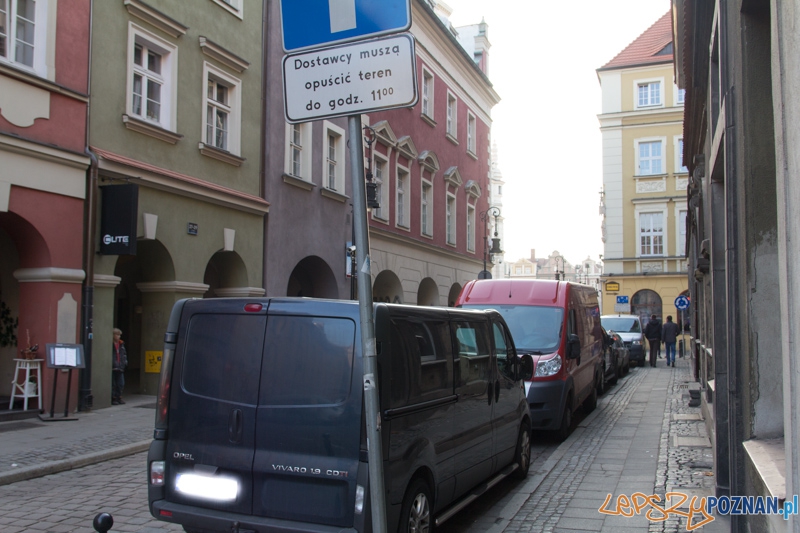 Auta, które nie powinny parkować na Starym Rynku  Foto: lepszyPOZNAN.pl / Piotr Rychter
