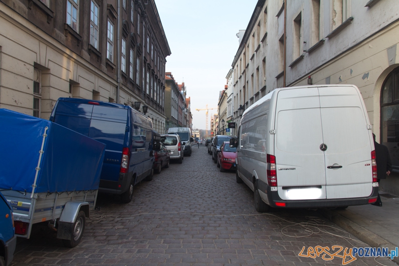 Auta, które nie powinny parkować na Starym Rynku  Foto: lepszyPOZNAN.pl / Piotr Rychter