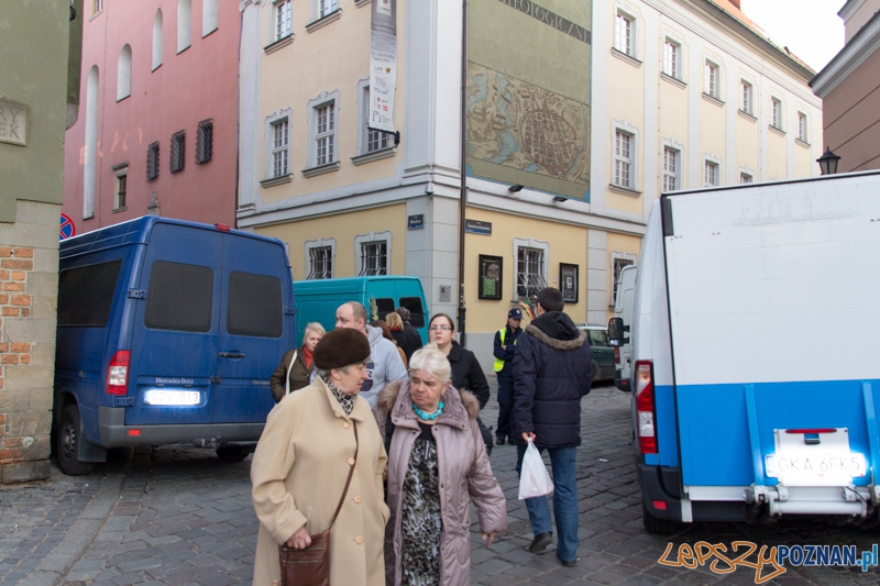 Auta, które nie powinny parkować na Starym Rynku  Foto: lepszyPOZNAN.pl / Piotr Rychter