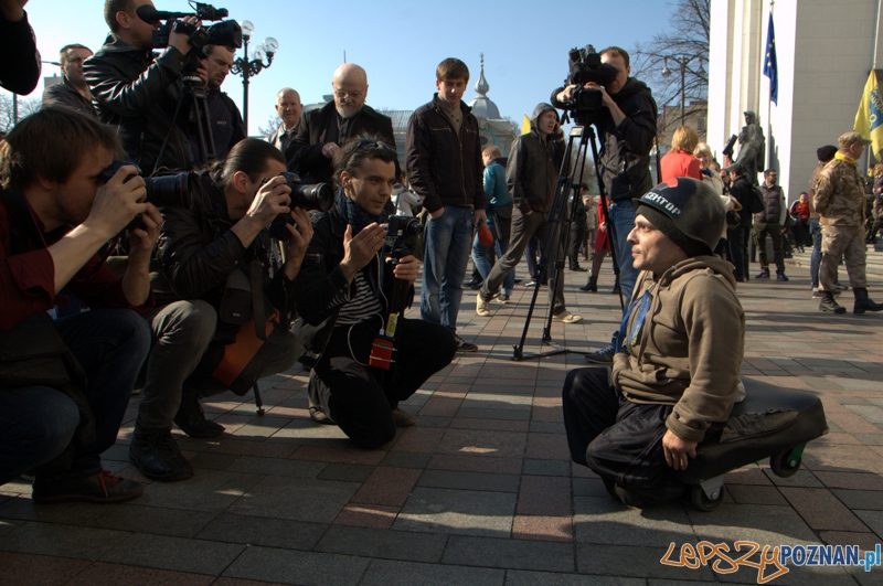  „My name is Michael” - przedstawił mi się ten człowiek, który pomimo swojej niepełnosprawności postanowił przyjechać z daleka, żeby być częścią Majdanu. Szybko zwrócił uwagę mediów lokalnych i zagranicznych.   Foto: lepszyPOZNAN.pl / Mathias Mezler