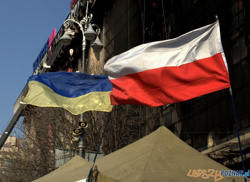 Na Majdanie oprócz flagi ukraińskiej można zobaczyć również flagę polską, ale również amerykańską, australijską i – co najważniejsze – można spotkać flagę białoruskiej opozycji, której używają tylko przeciwnicy Łukaszenki.  Foto: lepszyPOZNAN.pl / Mathias Mezler