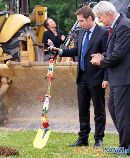 wkopanie pierwszej łopaty pod budowę kompleksu kulturalno-sportowego w Koziegłowach  Foto: UG Czerwonak