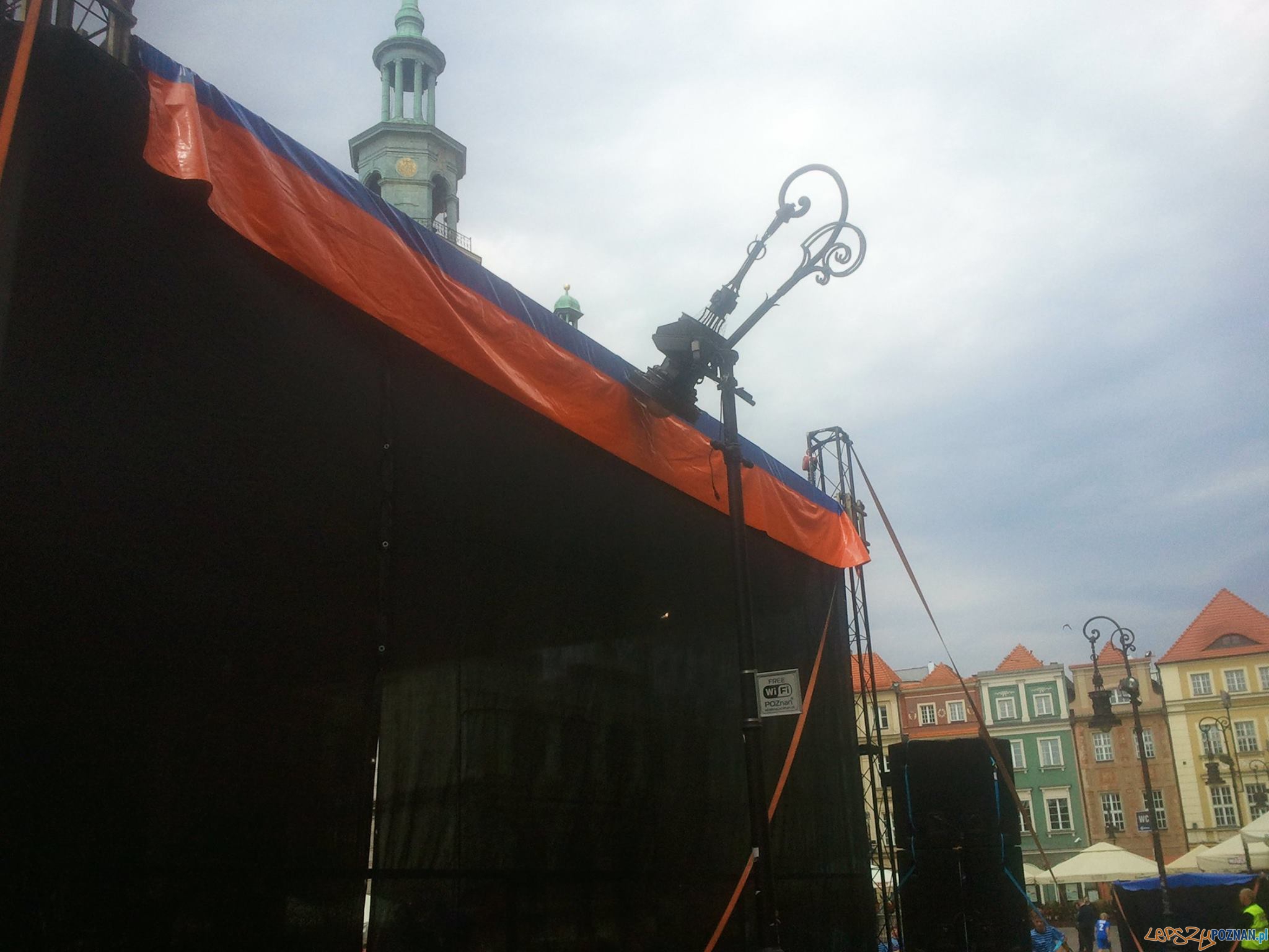 Uszkodzona latarnia na Starym Rynku  Foto: news@lepszypoznan.pl