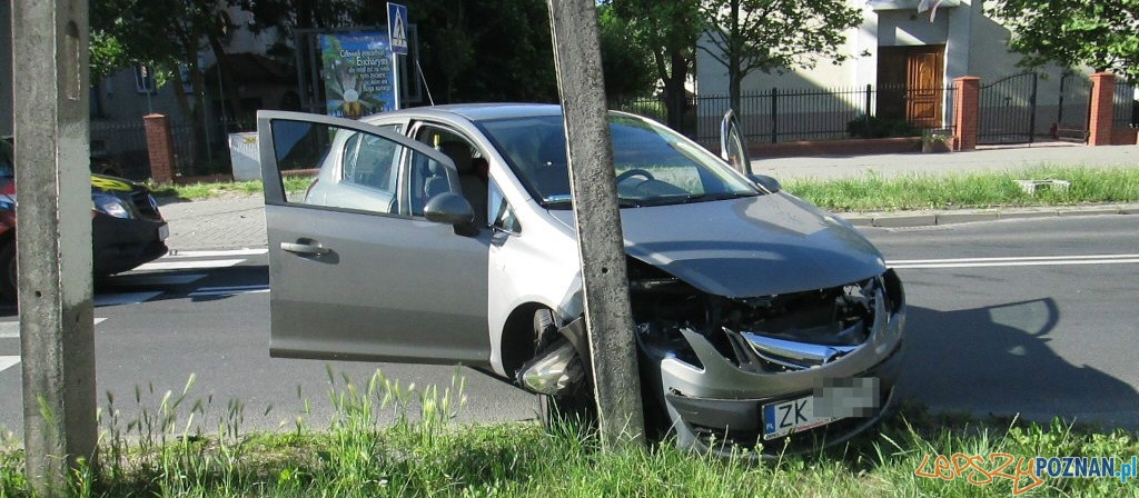 Samochód zatrzymał się na słupie  Foto: lazarz.pl / czytelnik