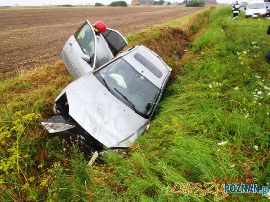 Samochód w rowie  Foto: Łukasz Wyduba