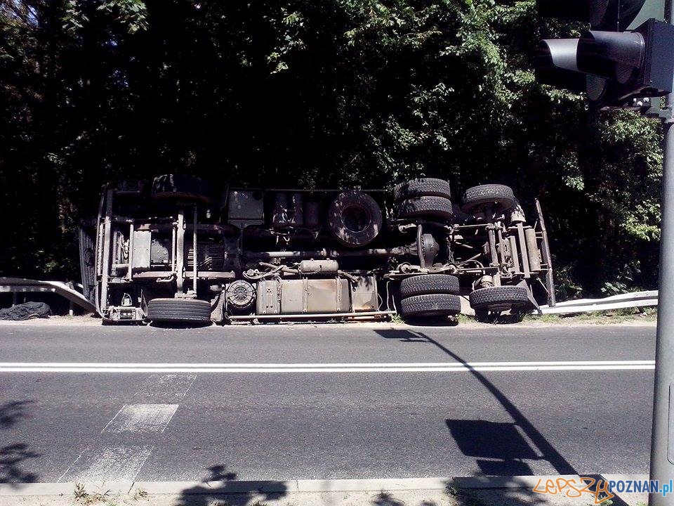 Przewrócona ciężarówka na Dymka  Foto: fb.com/poznan.antoninek / Oskar