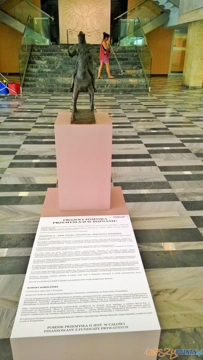 Miniaturka pomnika Przemysła II w holu Urzędu Wojewódzkiego  Foto: 