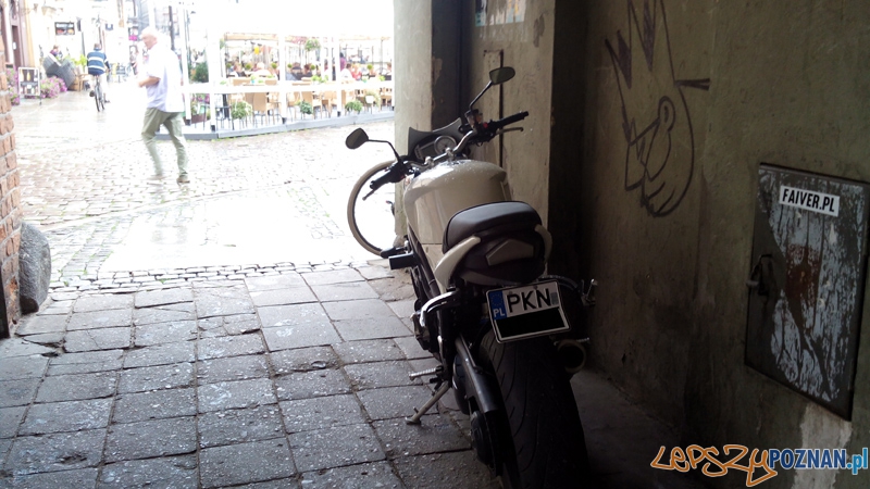Motocykle parkują gdzie popadnie  Foto: news@lepszypoznan.pl