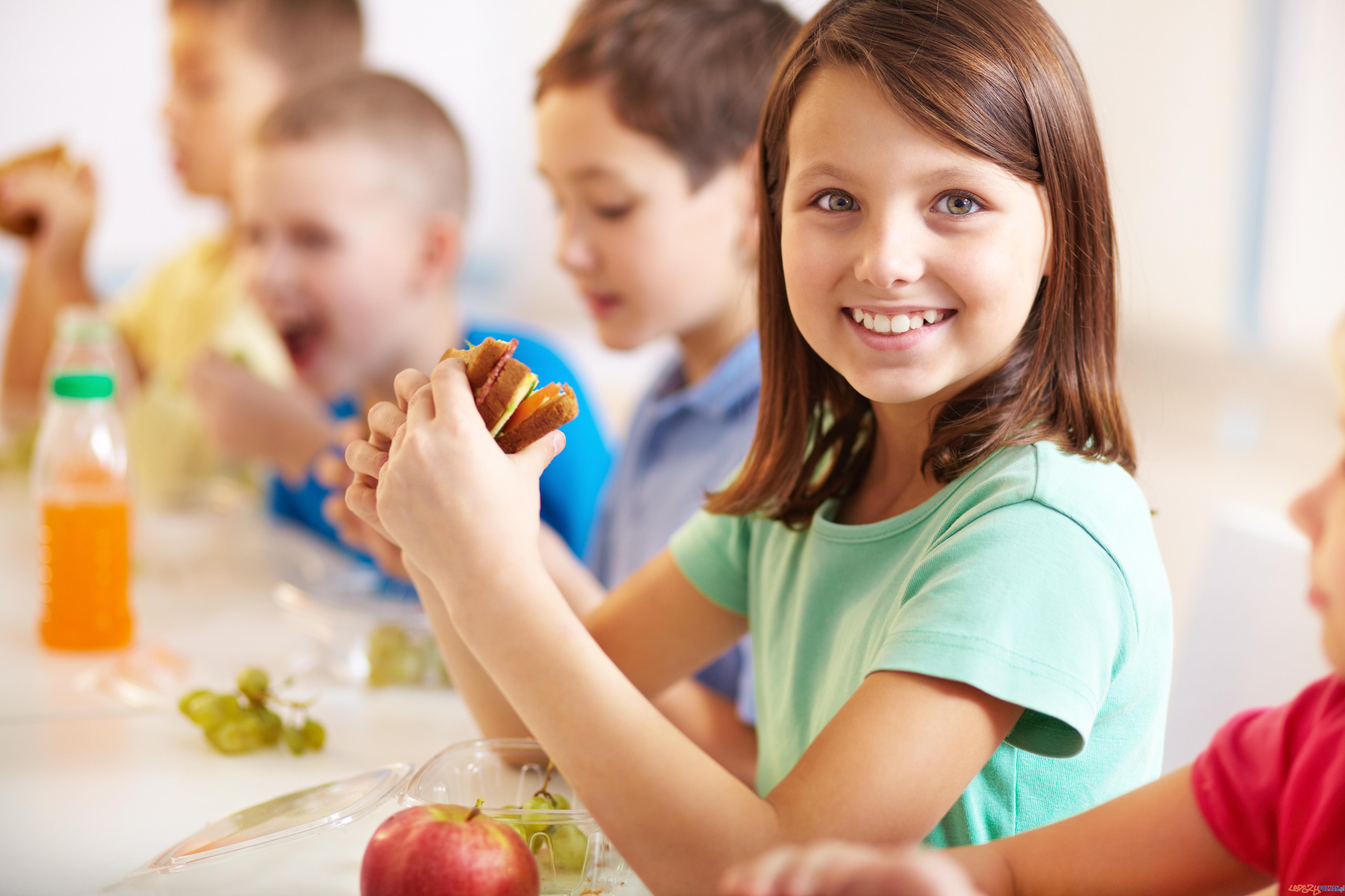 Co uczniowie jedzą w szkole?  Foto: Fundacja BOŚ 