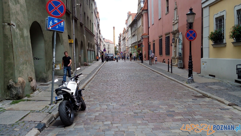 Motocykle parkują gdzie popadnie  Foto: news@lepszypoznan.pl