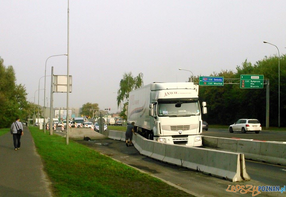 Tir zablokowal wjazd na Krzywoustego  Foto: Janek M