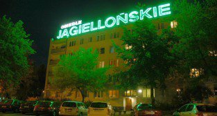 Jeden z ostatnich działających neonów na Ratajach – Osiedle Jagiellońskie blok nr 1-2 Foto: wikipedia Jeden z ostatnich działających neonów na Ratajach – Osiedle Jagiellońskie blok nr 1-2  Foto: wikipedia