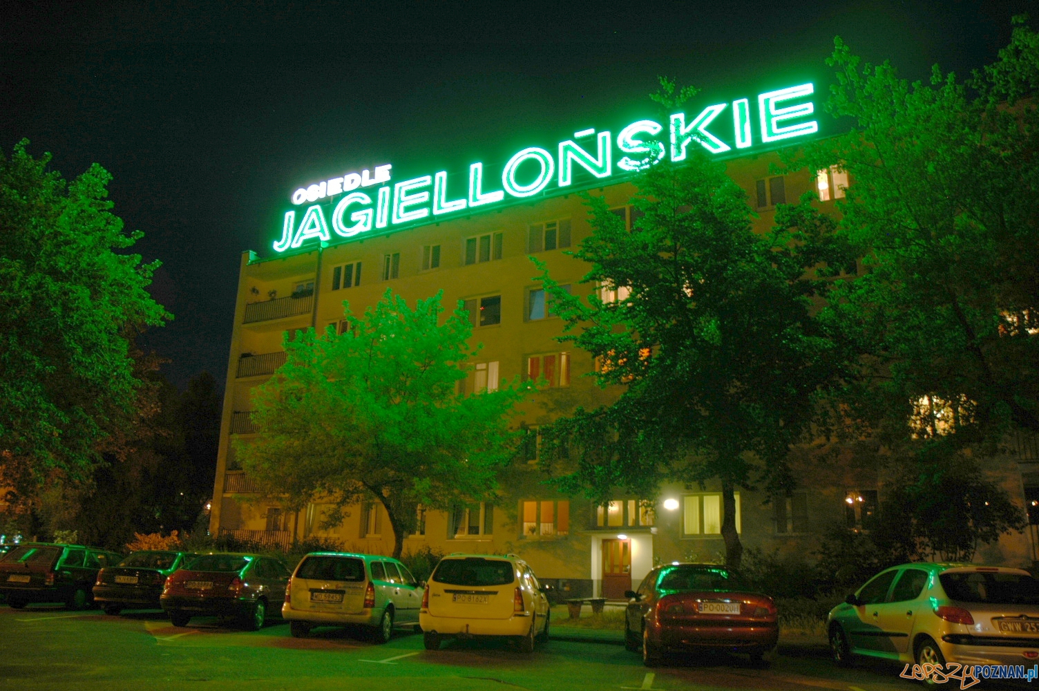 Jeden z ostatnich działających neonów na Ratajach – Osiedle Jagiellońskie blok nr 1-2  Foto: wikipedia
