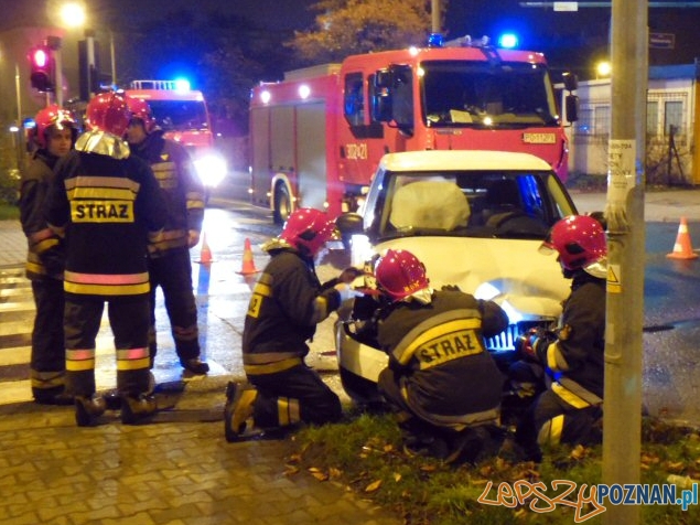 Nocny wypadek na skrzyżowaniu Hetmańskiej i Kasprzaka  Foto: lazarz.pl / Janusz Ludwiczak