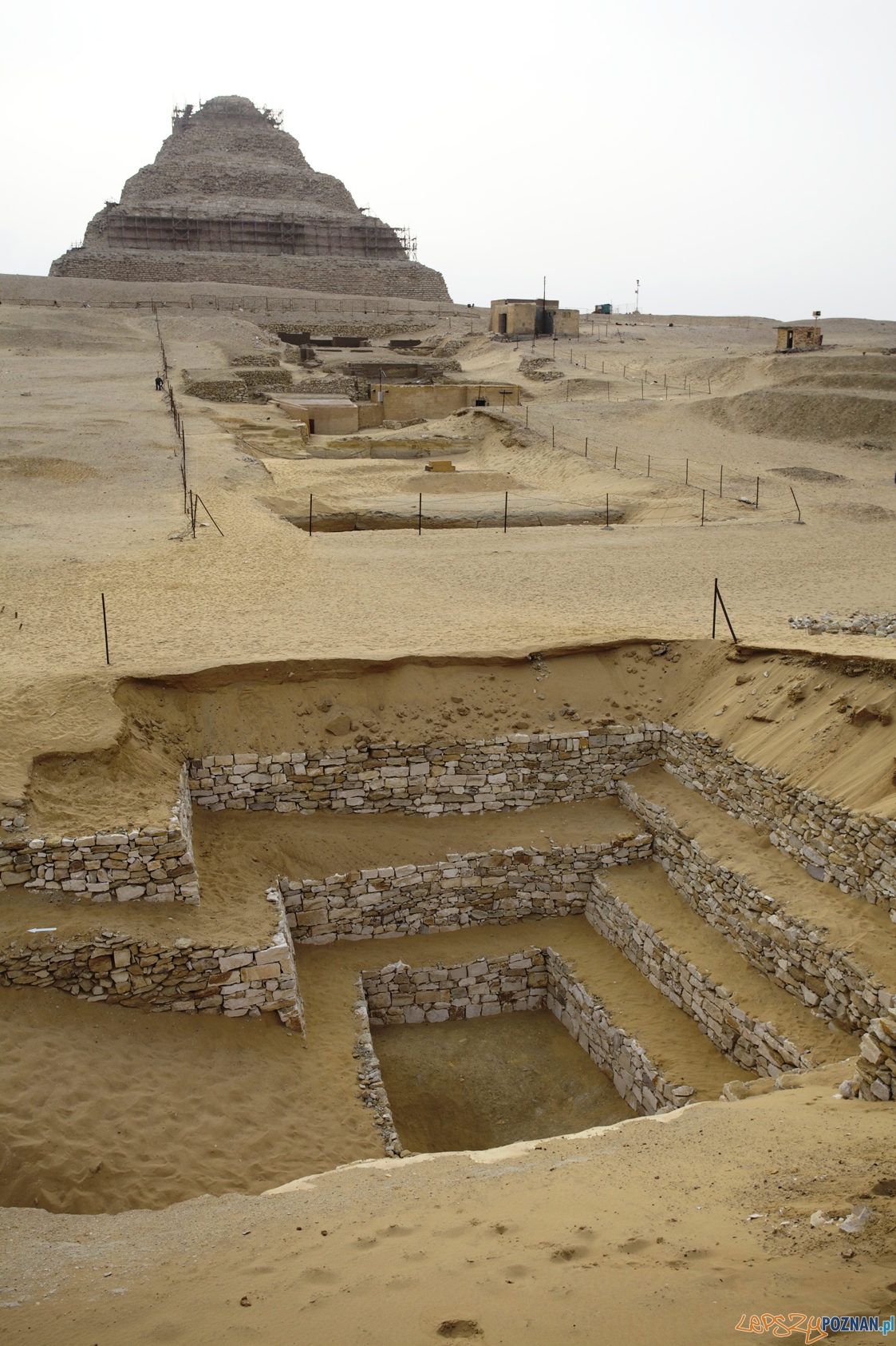 Polskie badania prowadzone są w sąsiedztwie piramidy schodkowej w Sakkarze  Foto: J. Dąbrowski
