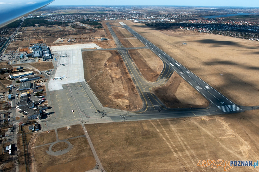 zdjęcie powierzchni  lotniskowych poznańskiego lotniska wykonane po rozbudowie w roku 2012  Foto: AEROFOTO Kaczmarczyk