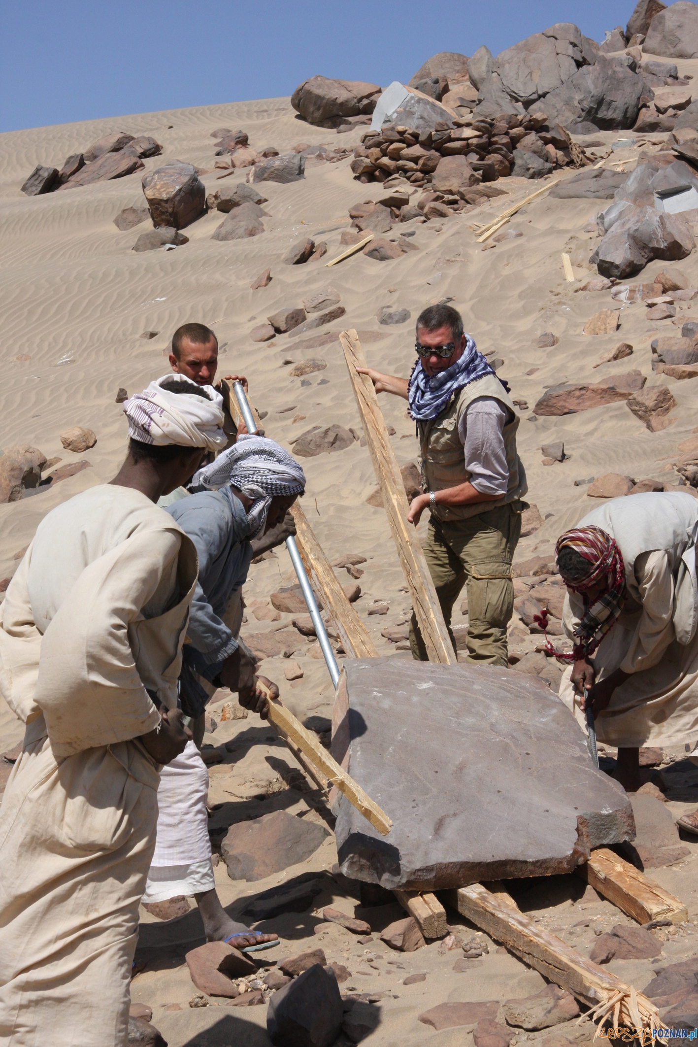 Transport skały z rytem na wyspie Umm Geber  Foto:  Muzeum Archeologicznego w Gdańsku