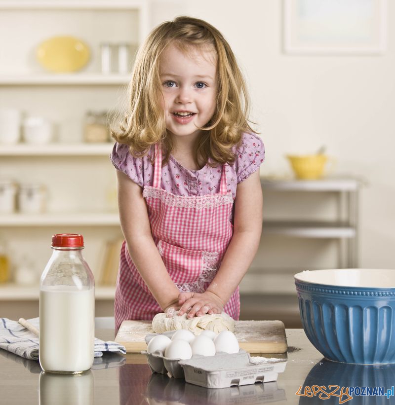Little girl baking  Foto: Andersen Ross/auchan