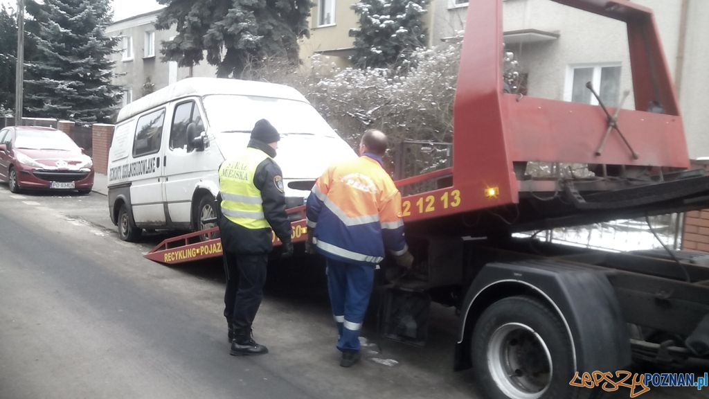 Odcholowanie wraku  Foto: Straż Miejska Miasta Poznania