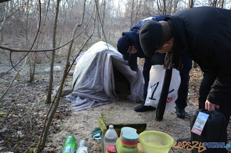 Policjanci w trosce o bezdomnych   Foto: KMP