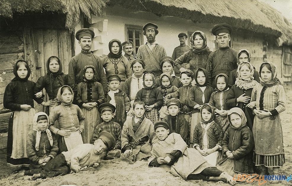 Mieszkańcy wsi Szuszki koło Kowla na Wołyniu, listopad 1916  Foto:  Zdjęcie ze zbiorów Tomasza Kuby Kozłowskiego