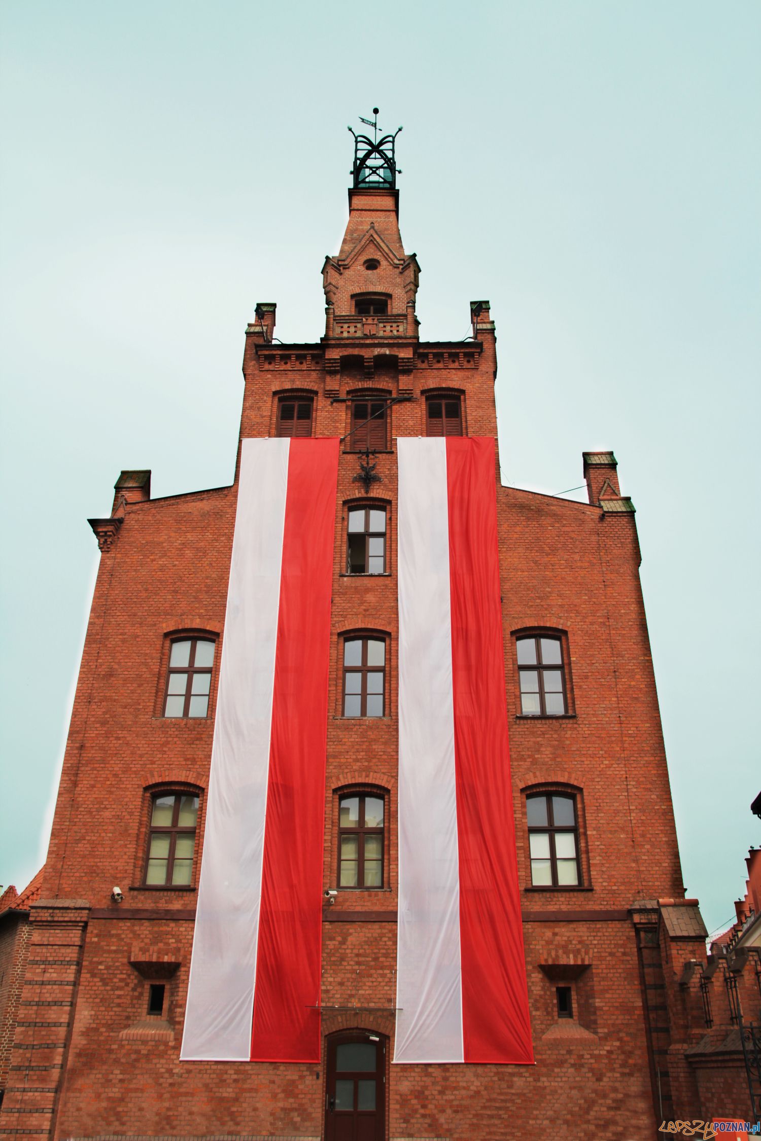 Strażącka flaga na Masztalarskiej  Foto: PSP w Poznaniu 