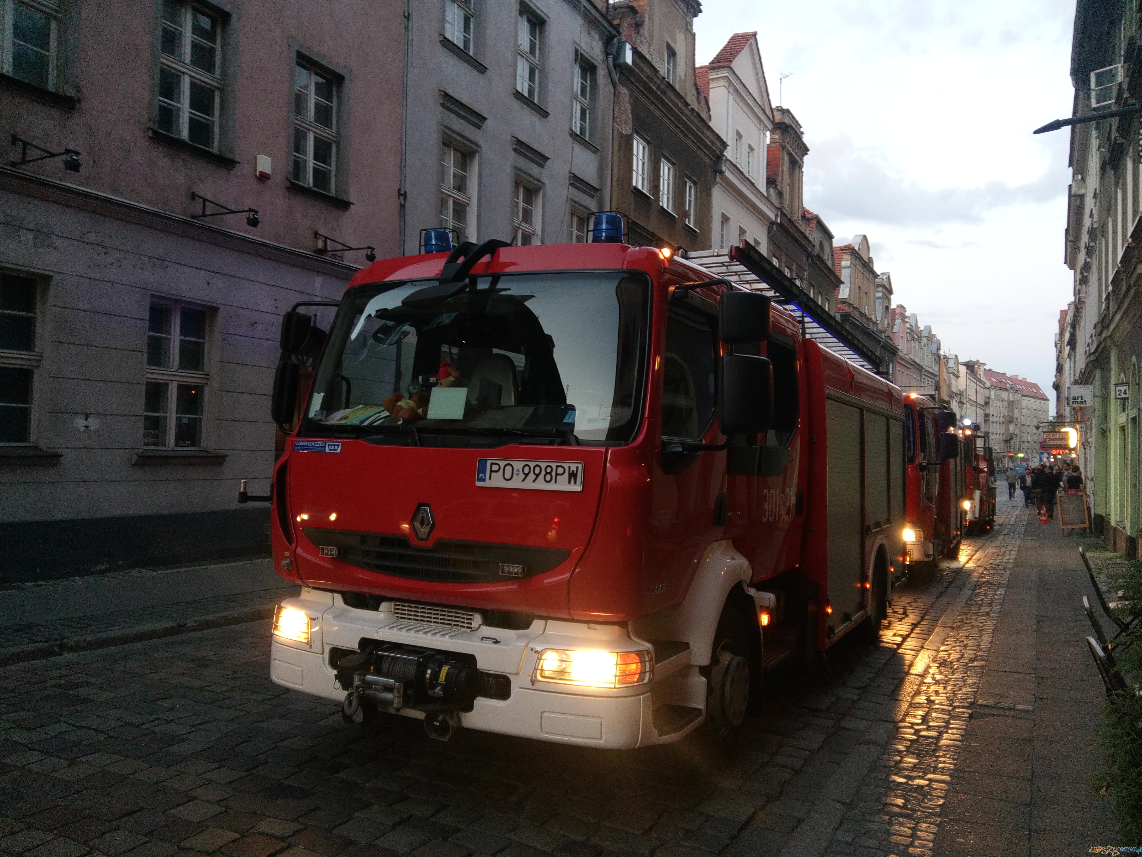 Dym nad kamienicą na ul. Wodnej  Foto: lepszyPOZNAN.pl / Piotr Rychter