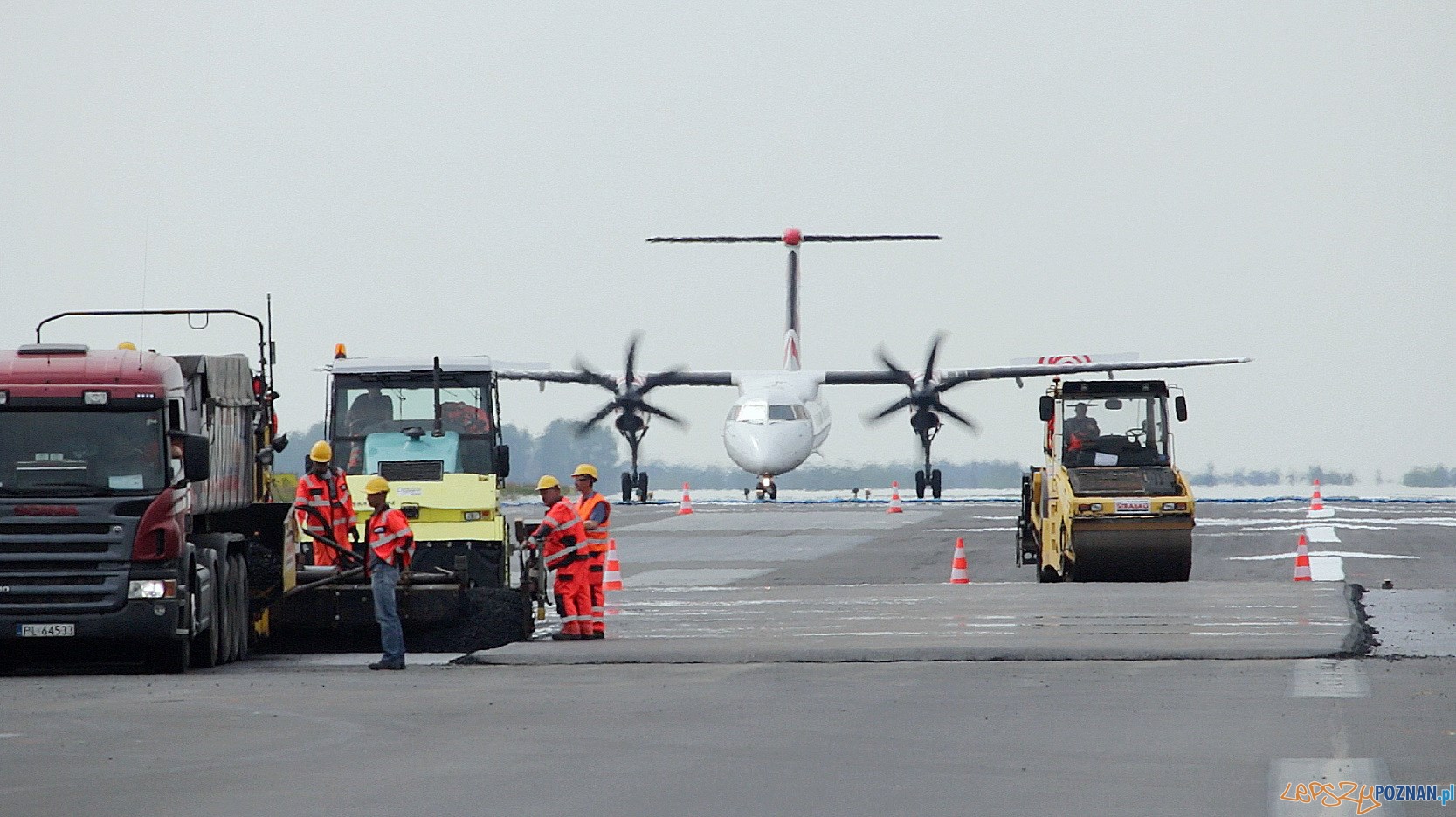 Remont pasa startowego na Ławicy  Foto: PL Poznań-Ławica