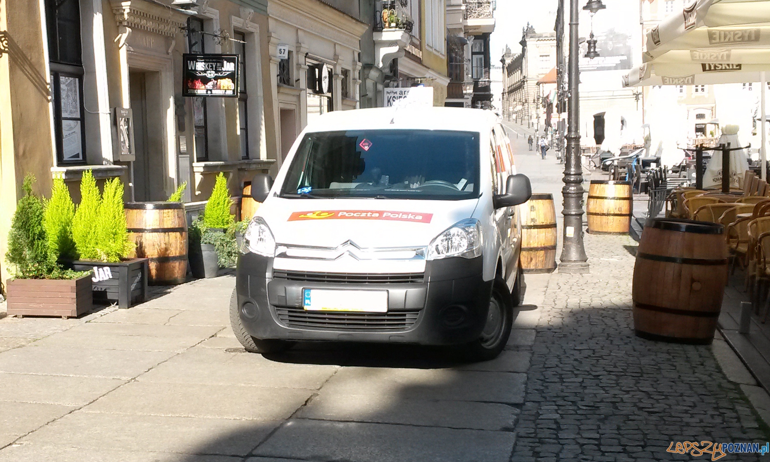 Samochód Poczty Polskiej na chodniku Starego Rynku 11.05.2015 r.  Foto: LepszyPoznan.pl / gsm