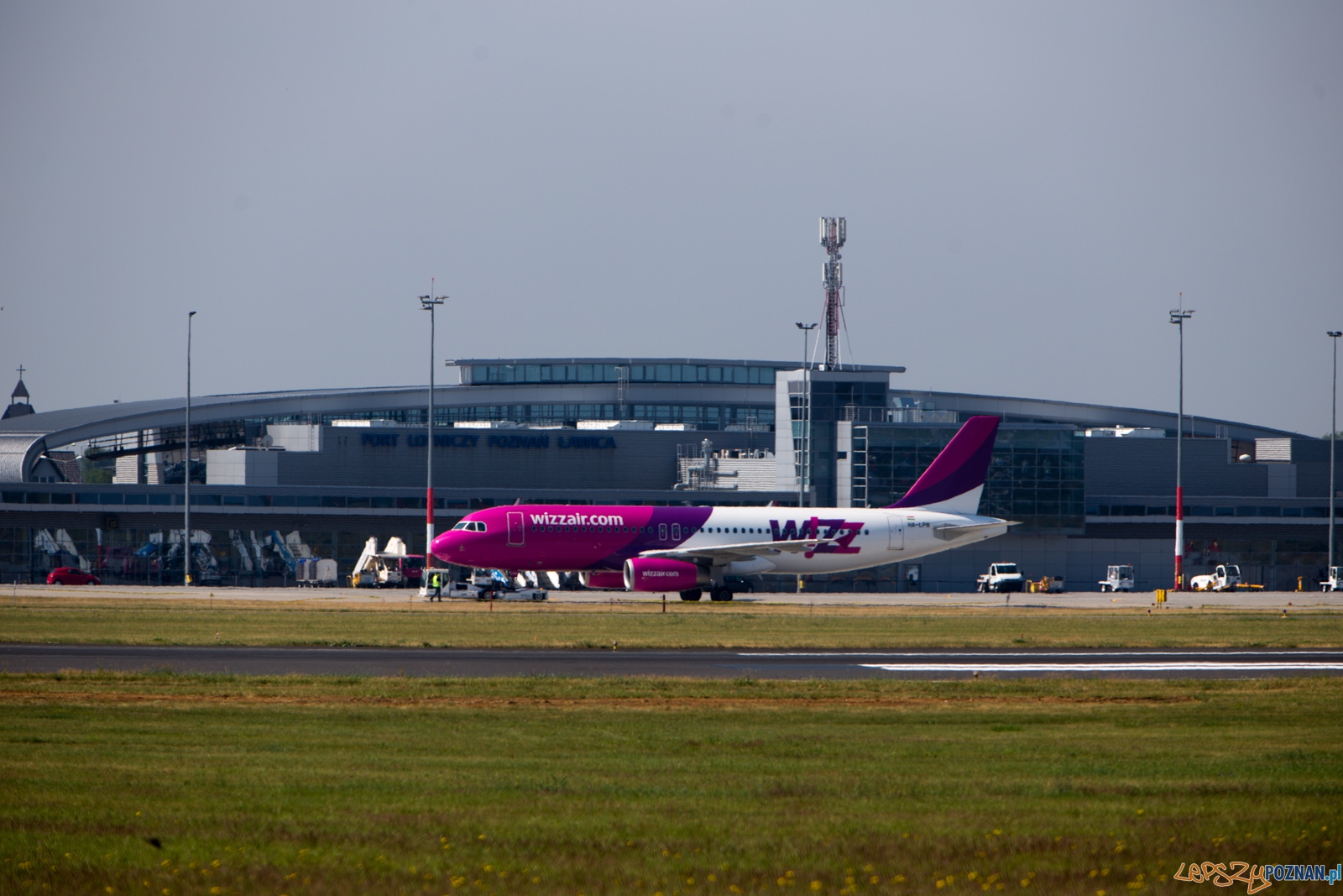 Lotnisko Ławica  - samolot Wizzair wypychany ze stanowiska  Foto: lepszyPOZNAN.pl /Piotr Rychter