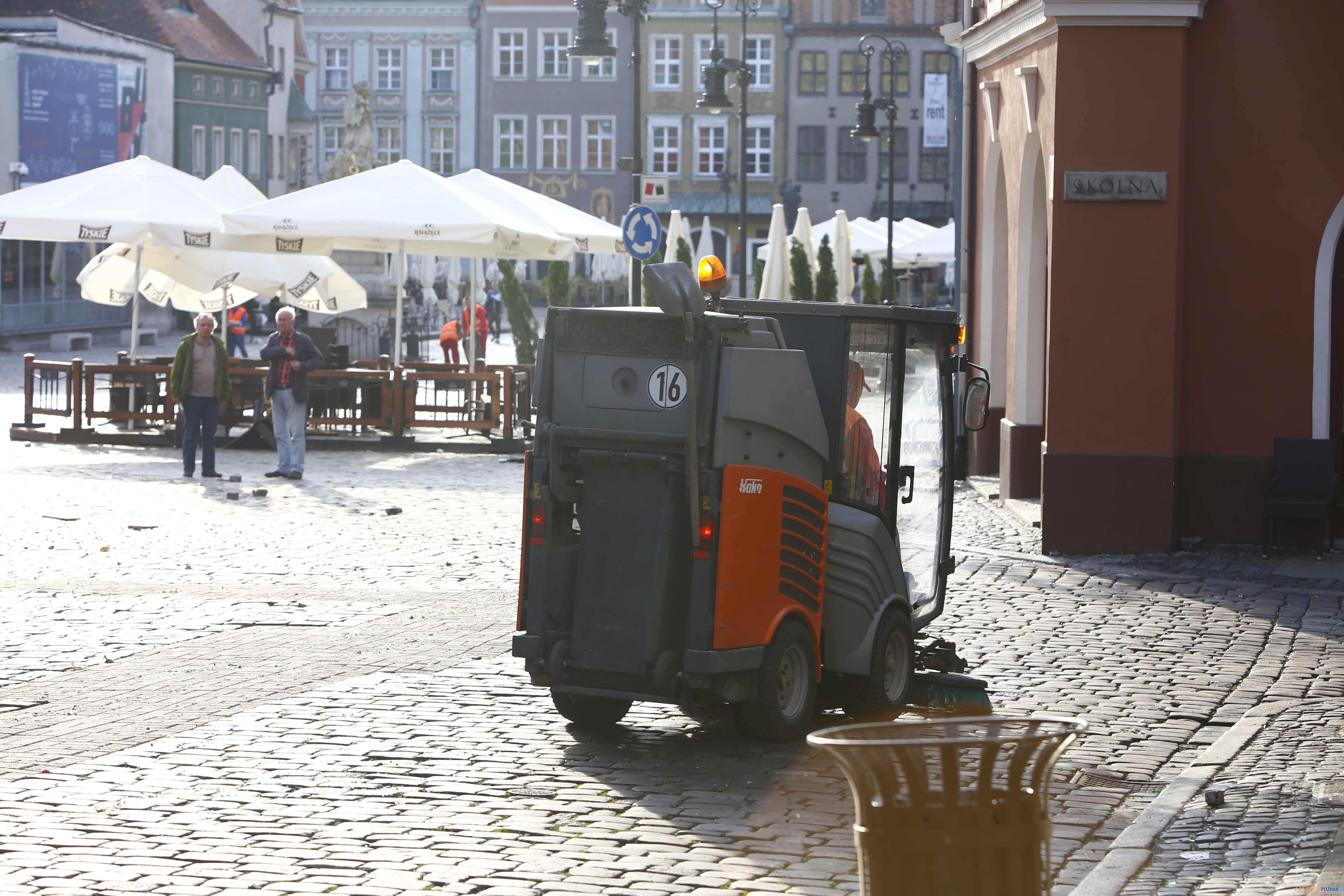 Sprzątanie Starego Rynku  Foto: lepszyPOZNAN.pl