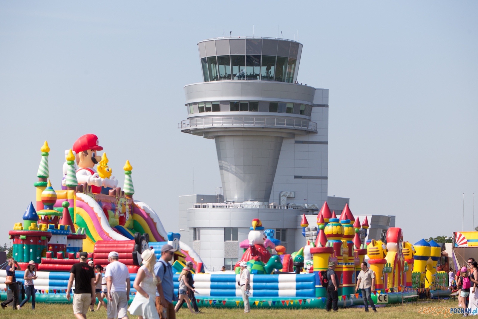 Aerofestival 2015 - wieżą lotniska Ławica  Foto: lepszyPOZNAN.pl /Piotr Rychter