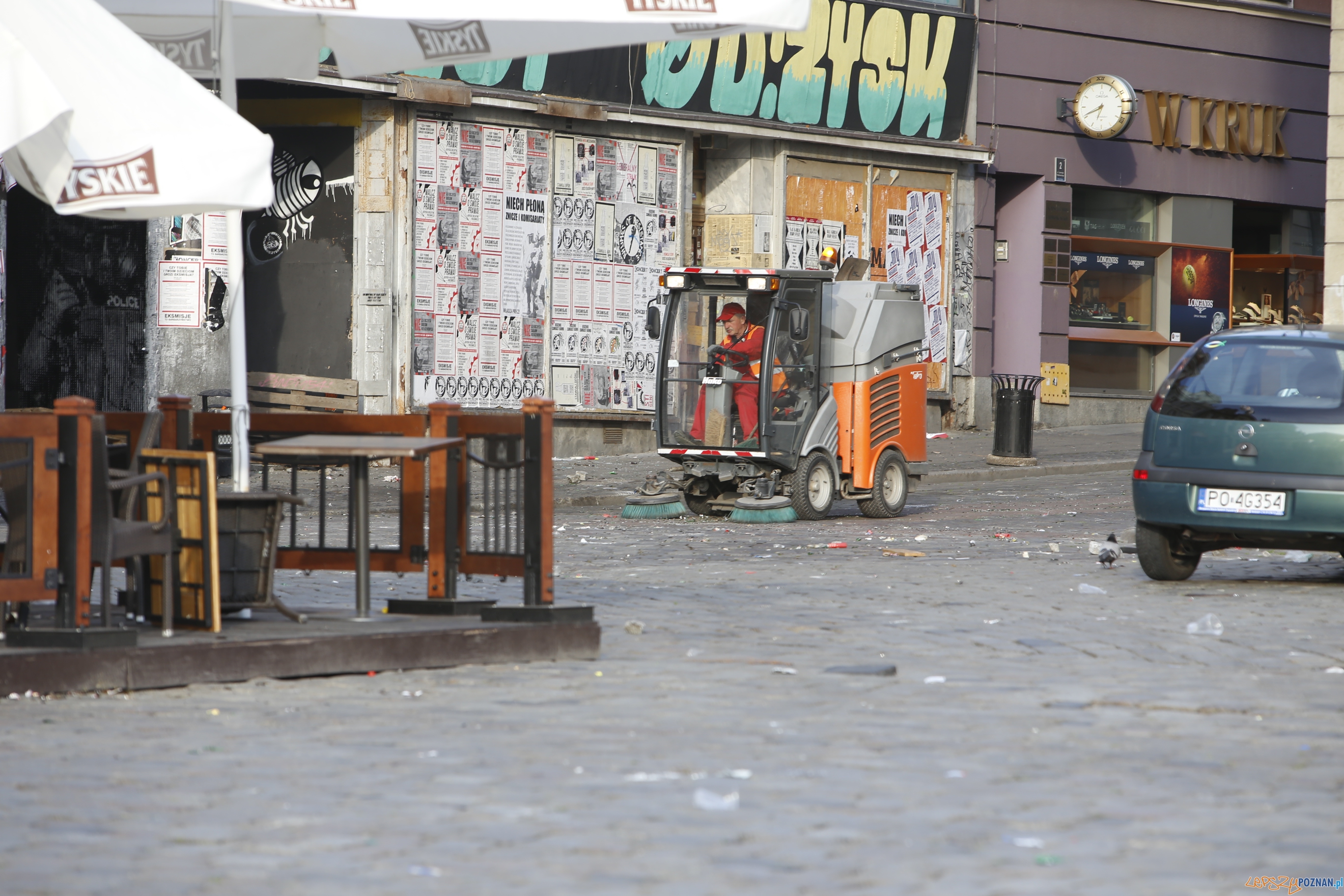 Sprzątanie Starego Rynku  Foto: lepszyPOZNAN.pl