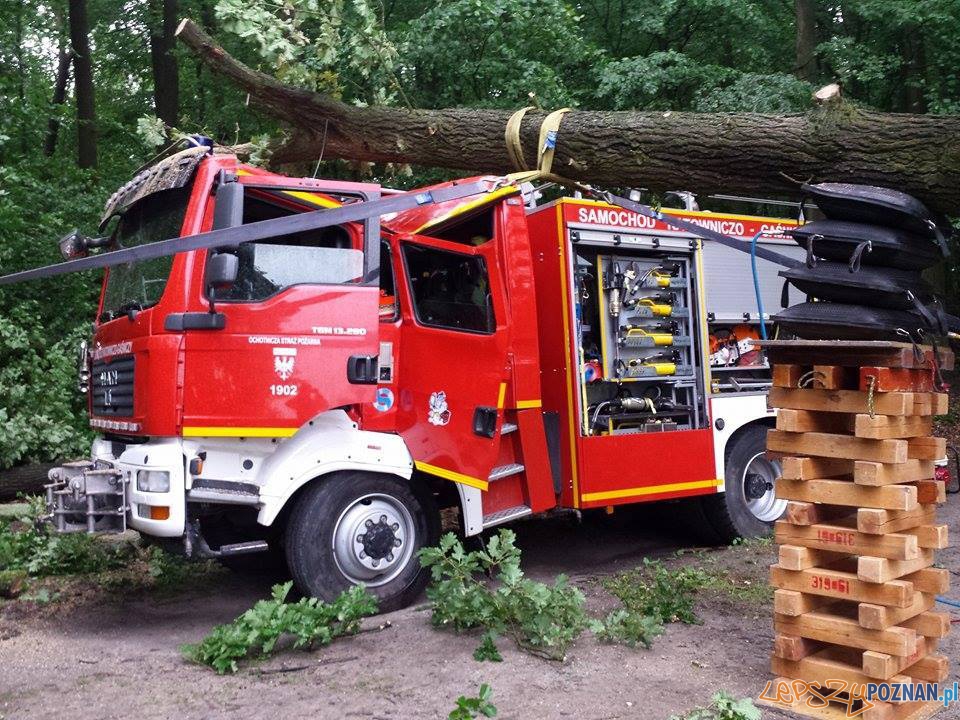 Uwalnianie wozu strażackiego  Foto: Heavy Rescue SGRT OSP Mosina 