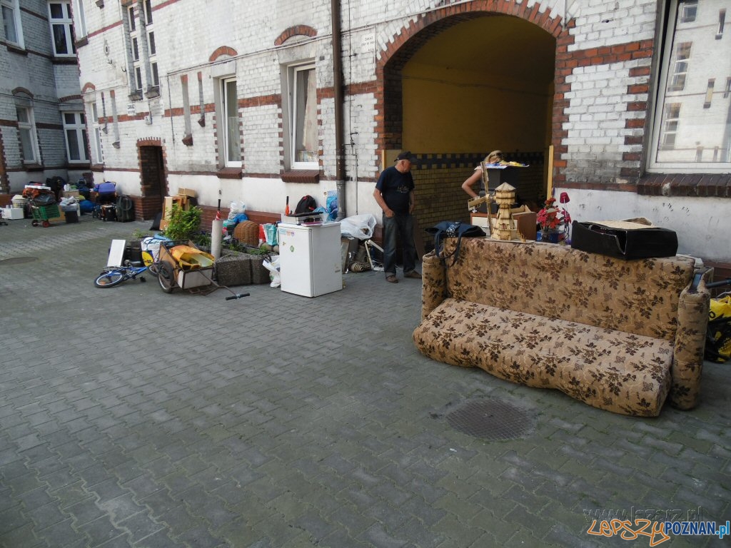 Wyrzuceni z mieszkania, koczowali na podwórzu  Foto: lazarz.pl / Janusz Ludwiczak