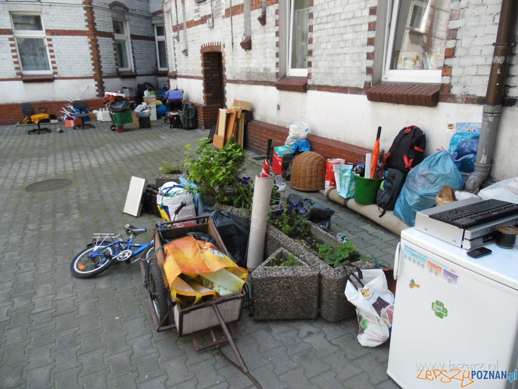 Wyrzuceni z mieszkania, koczowali na podwórzu  Foto: lazarz.pl / Janusz Ludwiczak