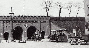 Brama Berlińska, zdjęcie wykonane od strony centrum miasta - w kierunku zachodnim w stronę Jeżyc - rok 1900  Foto: fotopolska
