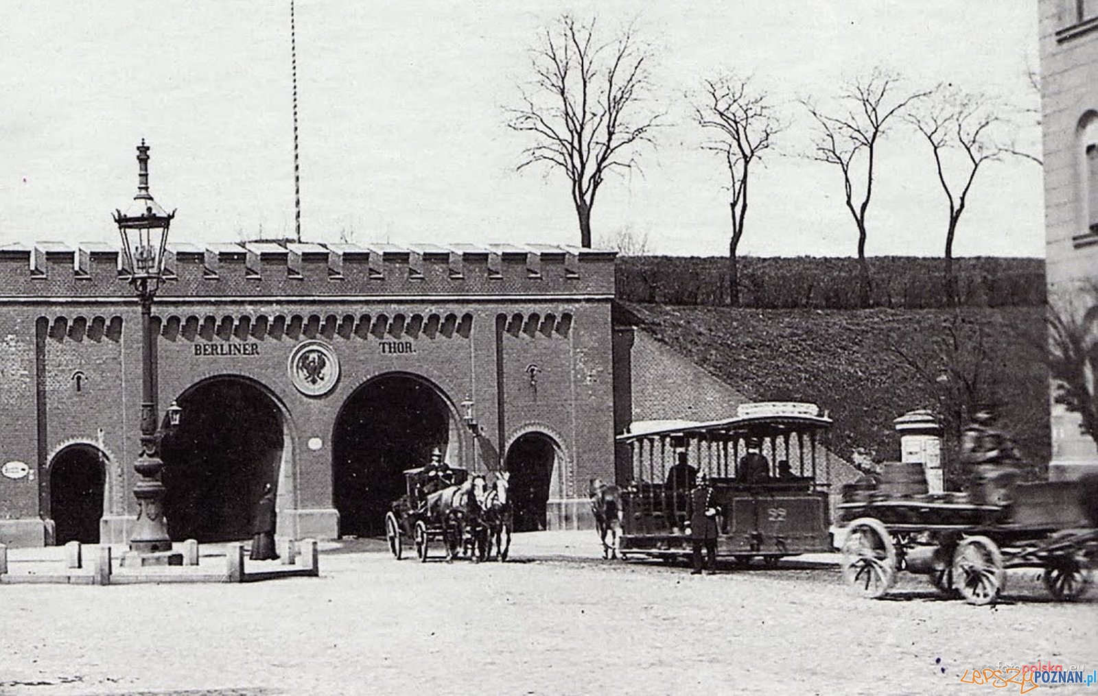 Brama Berlińska, zdjęcie wykonane od strony centrum miasta - w kierunku zachodnim w stronę Jeżyc - rok 1900  Foto: fotopolska