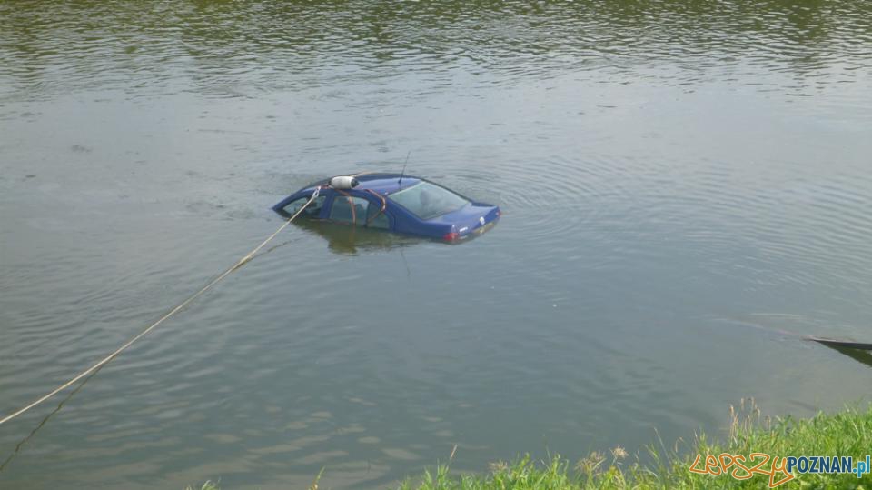 Samochód w rzece  Foto: PSP w Poznaniu