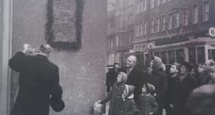 Odsloniecie tablicy upamiętniajacej pobyt Mickiewicza w Poznaniu, na budnku przy Alejach Marcinkowskiego 24.12.1960  Foto: F. Maćkowiak, Miejski Konserwator Zabytków