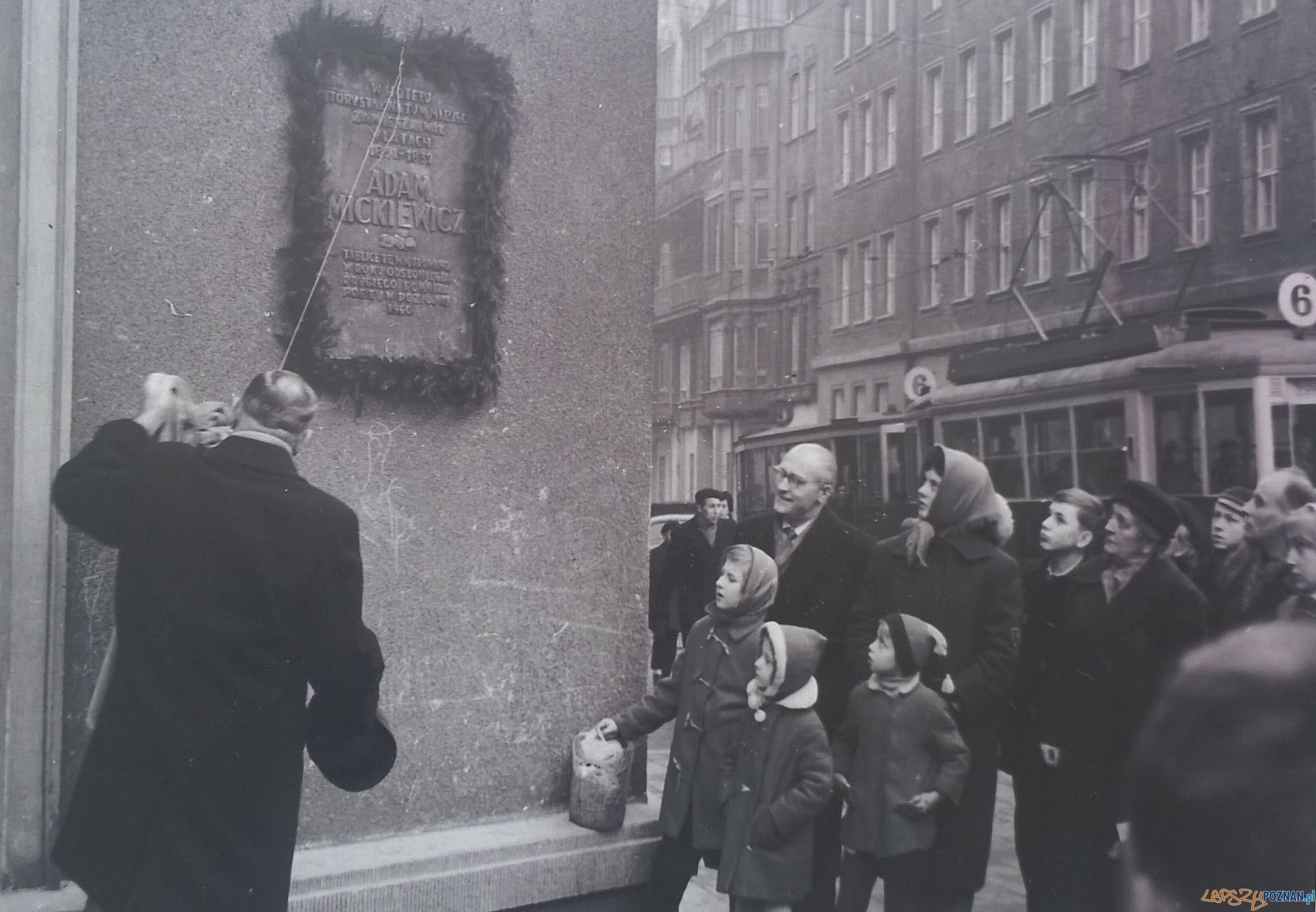 Odsloniecie tablicy upamiętniajacej pobyt Mickiewicza w Poznaniu, na budnku przy Alejach Marcinkowskiego 24.12.1960  Foto: F. Maćkowiak, Miejski Konserwator Zabytków