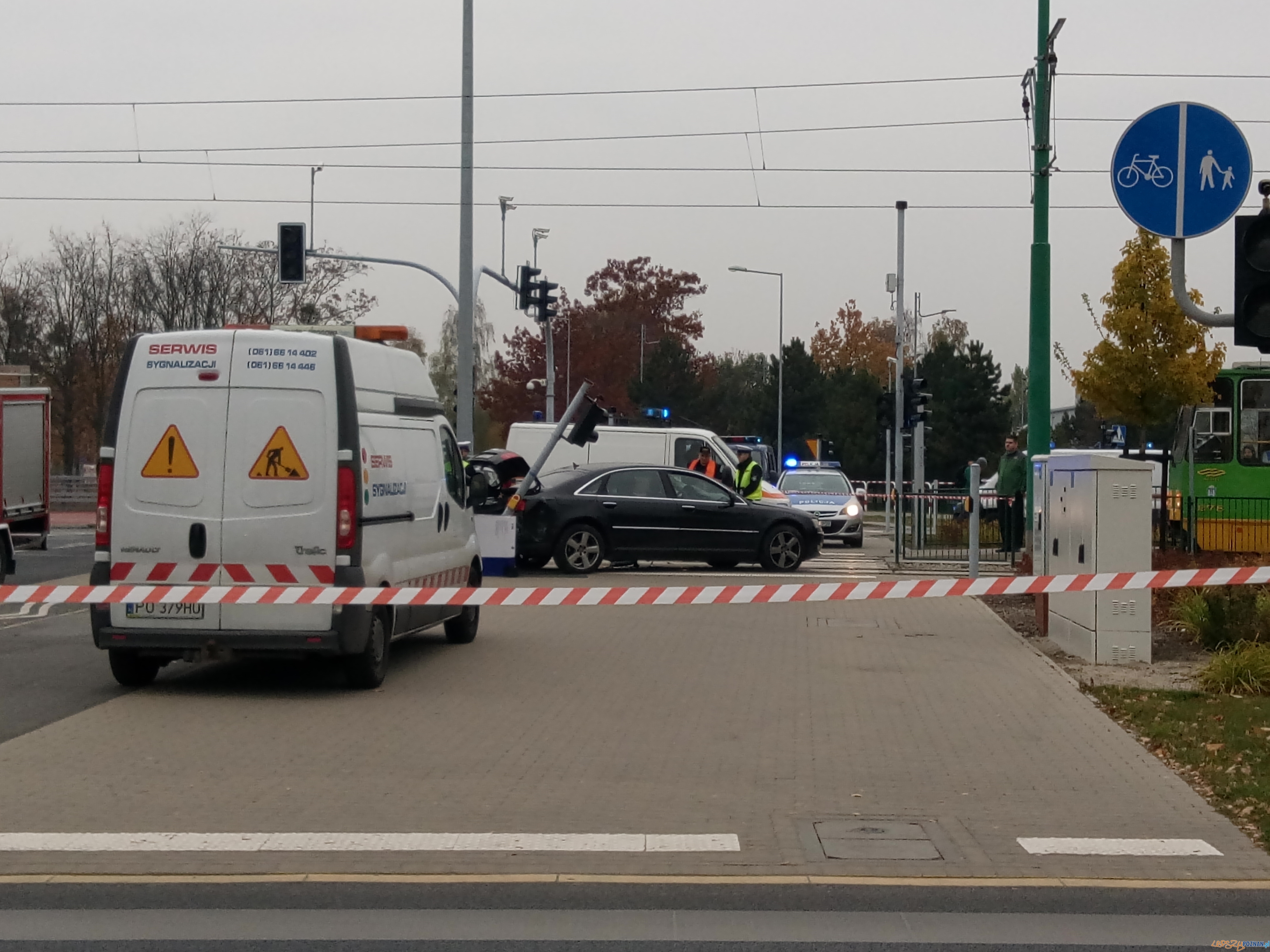 Auto zderzyło się z bimbą  Foto: lepszyPOZNAN.pl / gsm