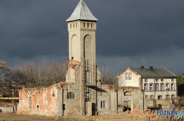 Fabrykę Przetworów Ziemniaczanych A.C. Koehlmanna zrealizowano w latach 1902-1904 w Luboniu. Na zdjęciu pozostałości krochmalni II z suszarnią, z prawej budynek mieszkalny przy ulicy Armii Poznań  Foto: Przemysław Maćkowiak