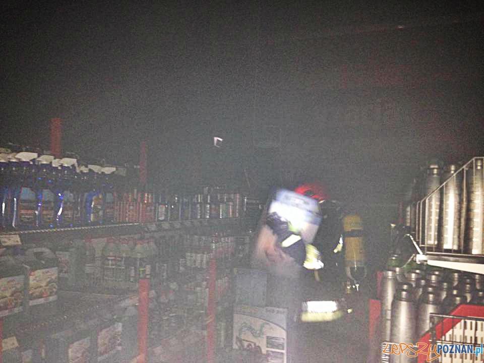 Nocny pożar w markecie  Foto: PSP w Poznaniu