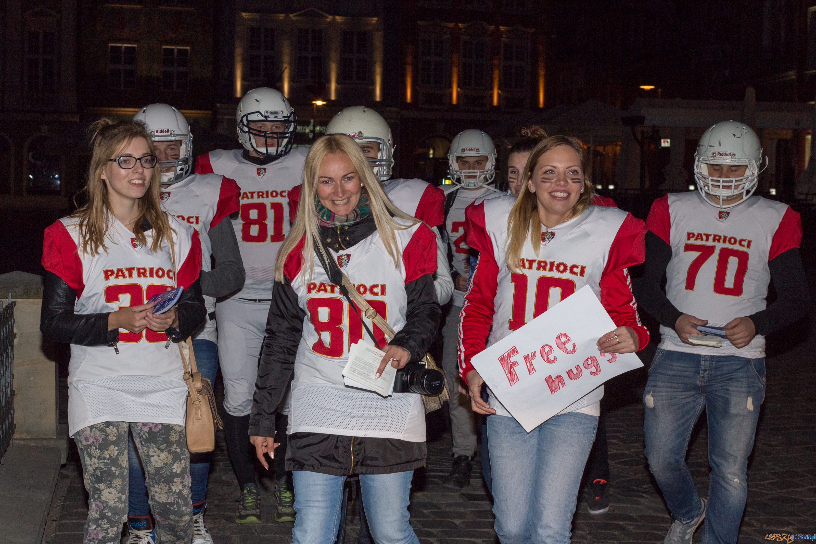 Patrioci Poznań - Free Hugs  Foto: lepszyPOZNAN.pl / Piotr Rychter