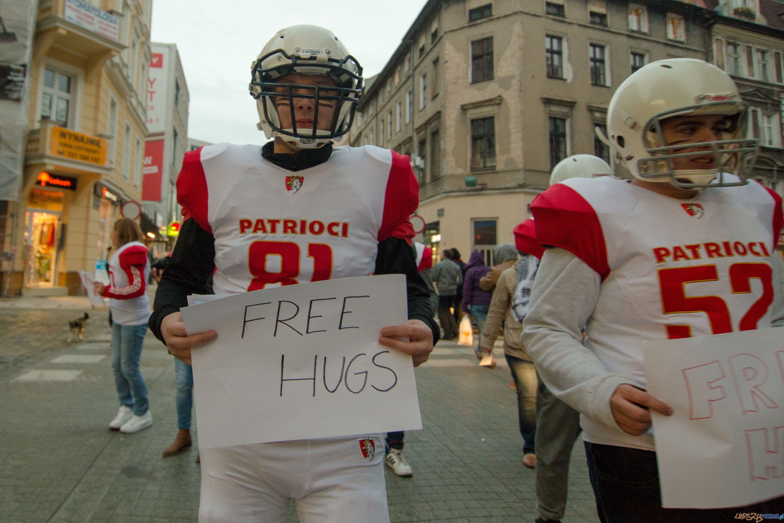 Patrioci Poznań - Free Hugs  Foto: lepszyPOZNAN.pl / Piotr Rychter