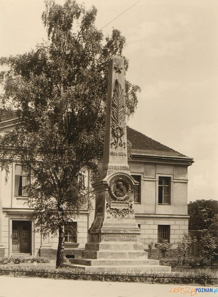 Obelisk Jana Kochanowskiego (1927)  Foto: poznan.wikia.com