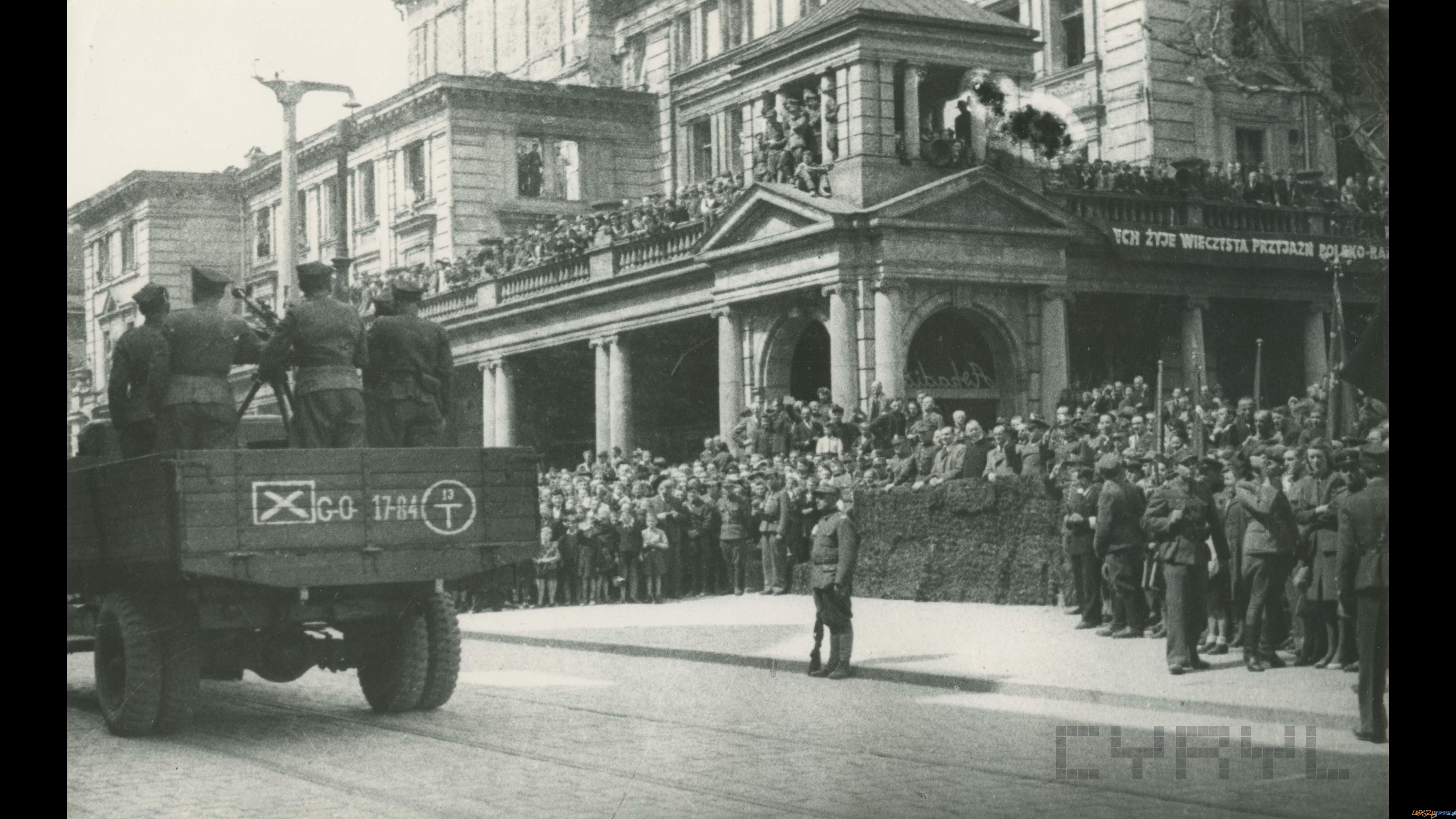 Defilada oddziałów Wojska Polskiego na pl. Wolności z okazji kapitulacji Niemiec  |  09.05.1945  Foto: 